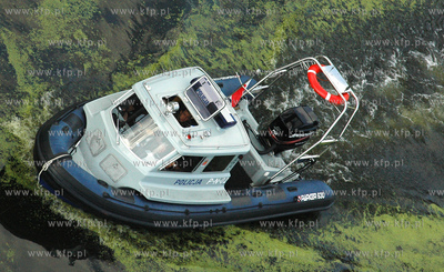 Motorowka policji wodnej na motlawie, widok z lotu...