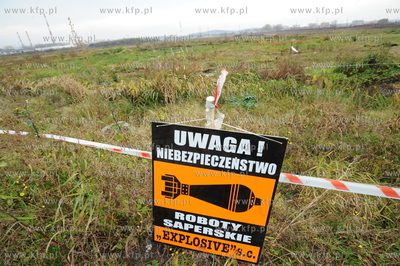 Saperzy z firmy EXPLOSIVE przeczesuja tereny pod budowe...