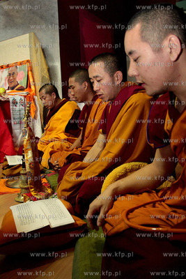 Po czterech dniach mozolnej pracy przy sypaniu mandali...