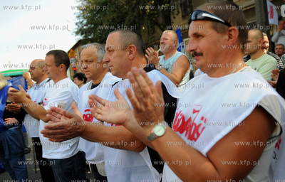 Gdynia. Pikieta pod brama do Stoczni Gdynskiej nawolujaca...