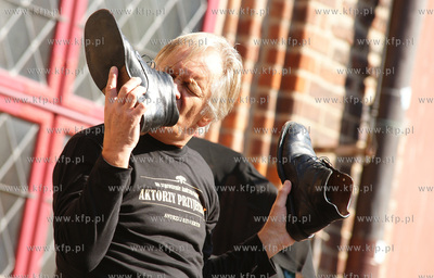Gdansk. Dlugi Targ. Happening pt Aktorzy Przyjechali...