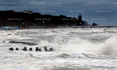Kolobrzeg. Sztormowa pogoda moze byc rowniez ciekawa...
