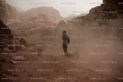 Petra Jordania NZ Turysta zakrywa twarz przed silnymi...