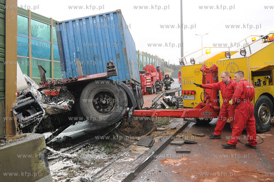 Gdynia. Z niewyjasnionych przyczyn samochod ciezarowy...