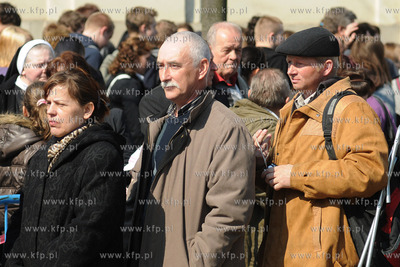 Warszawa. Trwa zaloba narodowa po katastrofie prezydenckiego...