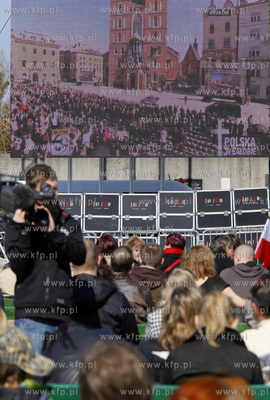 Transmisja uroczystosci pogrzebowych Pary Prezydenckiej,...