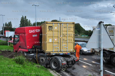 Wypadek na ul. Armi Krajowej. Na skutek oberwania chmury...