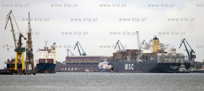 W Baltyckim Terminalu Kontenerowym (BCT) rozladowywany...