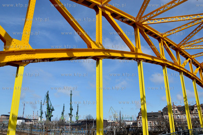 Gdansk. Dzwigi Stoczni Gdanskiej. Widok z zoltego wiaduktu...