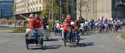 Bialo czerwony peleton pojawil sie 2 maja na ulicach...