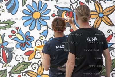 Na elewacji garazu przy deptaku na  ul. Wita Stwosza...