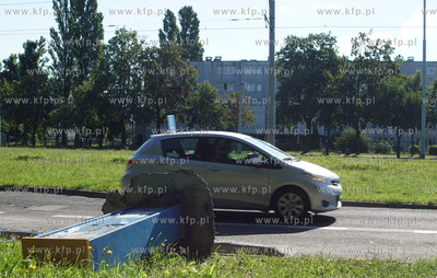 Gdańsk, ul. Hallera. Wyrwane z ziemi parkomaty firmy...