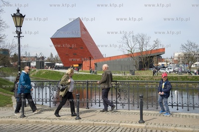 Tlumy przed Muzeum II Wojny Swiatowej w Gdansku. 
08.04.2017...