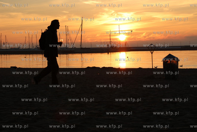Wschód słońca na plaży w Sopocie. 18.06.2017 Fot....