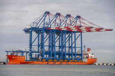 Statek Zhen Hua 36 z czterema potężnymi suwnicami...