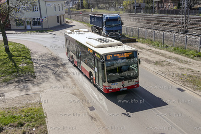 Autobus linii 107 jedzie ulicą Obrońców Westerplatte...