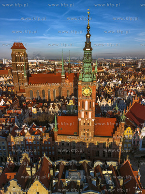 Panarama Gdańska. Widok na wieże Ratusza Głównomiejskiego...
