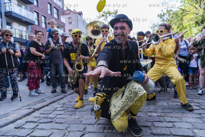 Gdańsk. Festiwal teatrów Ulicznych FETA. Always Drinking...