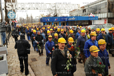 Stoczniowcy ze Stoczni Gdanskiej w holdzie tragicznie...