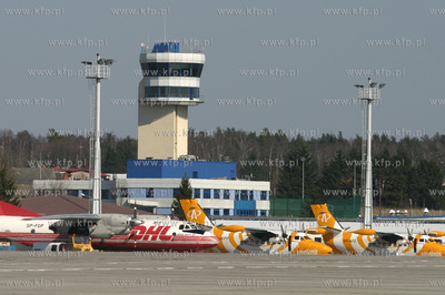 Port lotniczy w Gdansku Rebiechowie. Przed terminalem...