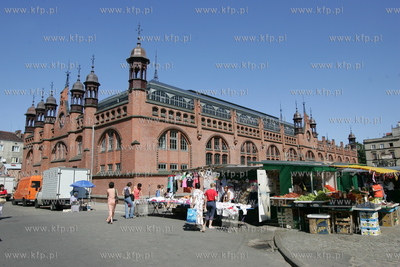 Odrestaurowana zabytkowa hala targowa w Gdansku. 17.08.2005...