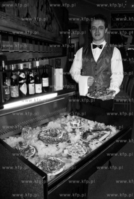 Kelner w greckiej restauracji Akropol na al. Grunwaldzkiej...