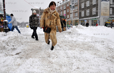 Gdansk. Zasniezone przejscie dla pieszych na ul. Panskiej...