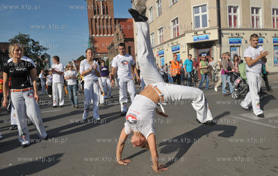 Gdansk. ul. Podmlynska. Parada z udzialem bebniarzy,...