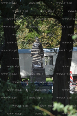 Na skwerze przed kosciolem sw. Brygidy postawiono pomnik...