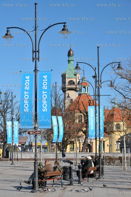 Sopot. Na placu Przyjaciol Sopotu i okolicach widac,...