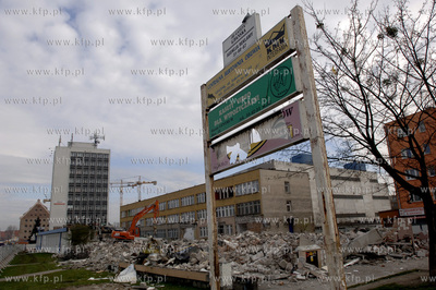 Gdansk. Wyburzanie starych budynkow pod budowe nowych...