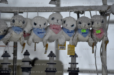 Zanieżone stoiska z pamiątkami na sopockim molo....