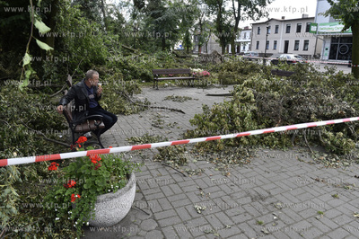 Skutki wichury na Pomorzu. Zniszczony park w miejscowości...