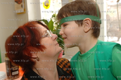 Dzien Babci i Dziadka. Nz. Regina Kiedrowska z wnukiem...