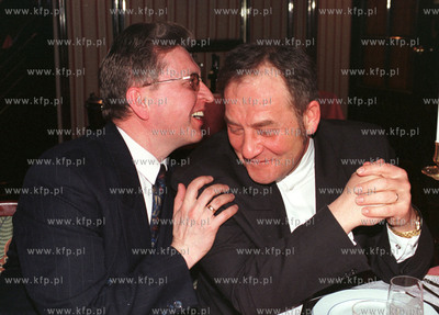 Antoni Szczyt i ksiadz Roman Zroj. 4.04.98. Fot. Maciej...