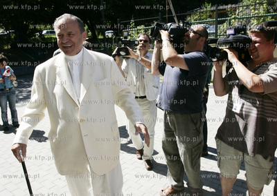 Gdanski oddzial IPN. Pralat ks. Henryk Jankowski przegladal...