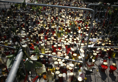 Sopot. Ul.  Armii Krajowej 55. Ludzie skladaja kwiaty...