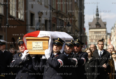 Gdansk. Trumna z cialem Macieja Plazynskiego na ul....