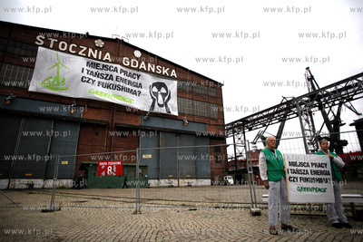 Stocznia Gdanska. Aktywisci Greenpeace rozwiesili na...