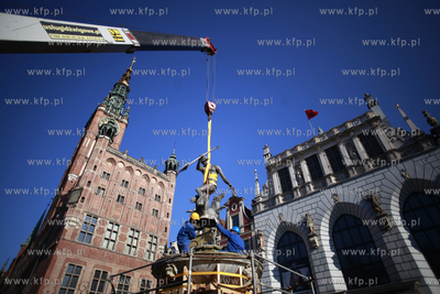 Gdansk. Demontaż figury Neptuna z fontanny na Długim...