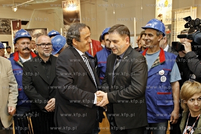 Delegaci UEFA z prezydentem Michaelem Platinim byli...