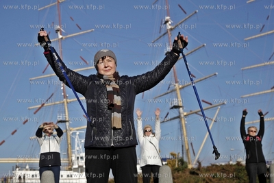Zajecia z nordic walking grupy gdynskiego Centrum Aktywnosci...