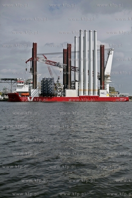 Port Gdynia. Statek - jednostka sluzaca budowie morskich...