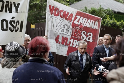 Gdansk. Ul. Polanki. Pikieta czlonkow Klubu Gazety...