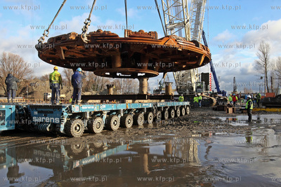 Zaladunek tarczy maszyny TBM , ktora drazy tunel pod...