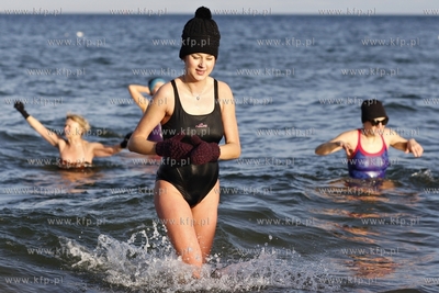 Plaza w Gdansku Brzeznie. Nz.kapiel morsow z klubu...