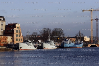 Statek towarowy MV TANAIS i statki z Kajmanow Spirit...