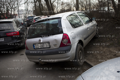Renault Clio ciekawie zaparkowany przy ul. 3 Maja w...