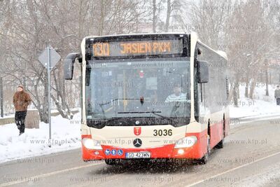 Autobus linii 130 na przystanku Migowo na ul. Bulońskiej....