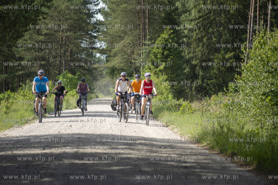 ul. Spacerowa okolice Kościerzyny. Rowerzyści na...